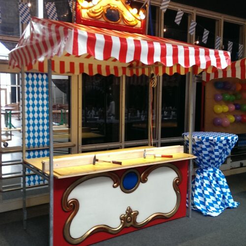 Nagelbalkenstand mit Giebellicht